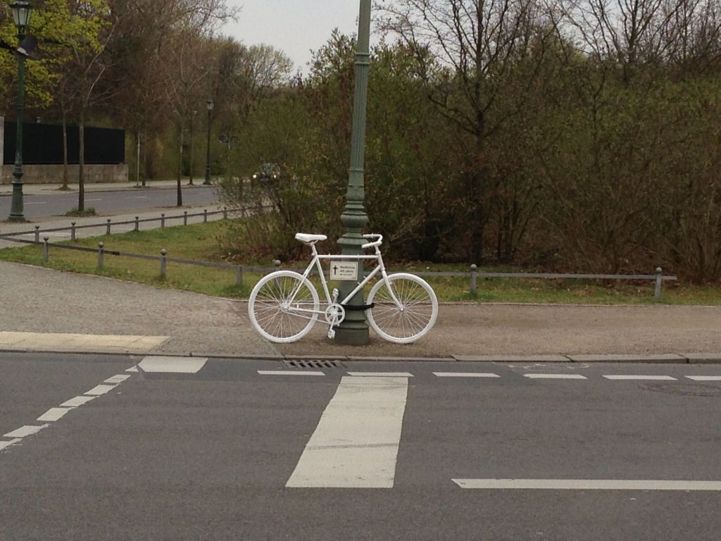 Ghost Bike in Berlin. Davon soll es in Osnabrück bald auch welche geben.