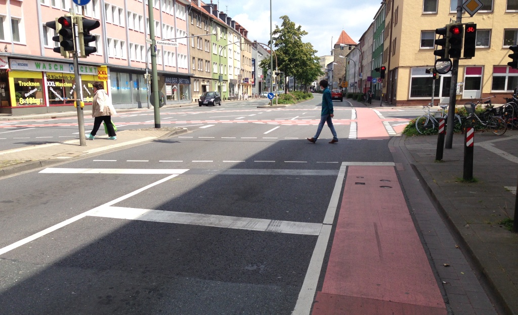 Kreuzung Kommenderiestraße neue Haltelinie