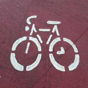 Fahrrad auf rotem Grund