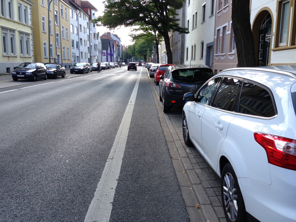 Als Beispiel mal der Radfahrstreifen am Blumenhaller Weg in Osnabrück. Der liegt komplett in der "Dooring"-Zone. Ist es also eher ein Abstandsstreifen?