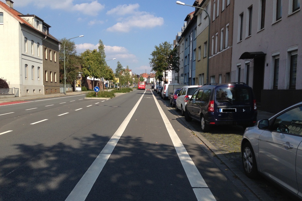 Besser sieht es da an der Bremer Straße aus. Hier wurde die “Dooring”-Zone bei der Neugestaltung gleich mit eingerechnet.