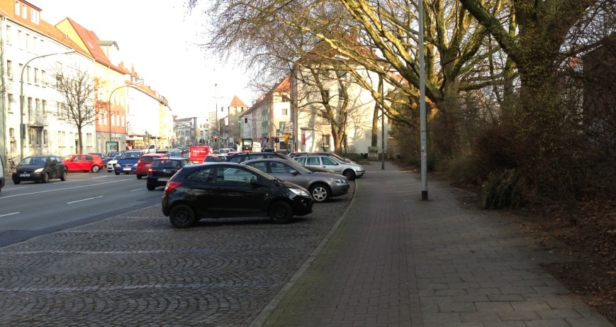 Johannistorwall in Osnabrück: Hier wird die Hälfte der Parkplätze zurückgebaut, damit RadfahrerInnen endlich ins Sichtfeld des motorisierten Verkehrs rücken - auf einen Radfahrstreifen an der Fahrbahn.