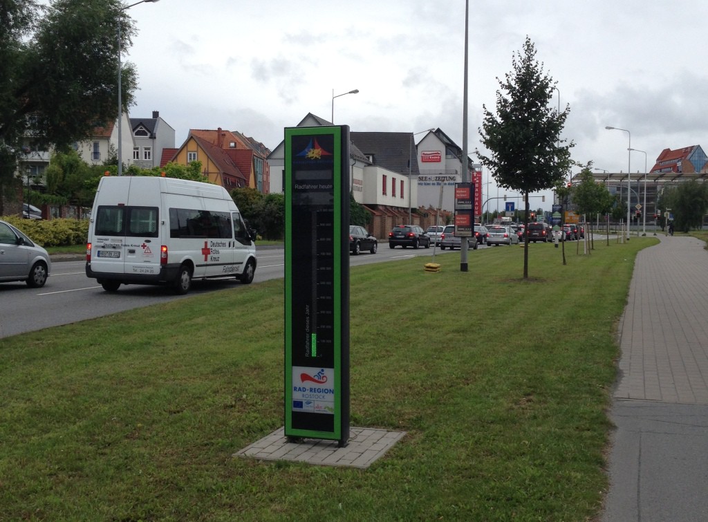 Fahrradbarometer am Radfernweg Berlin - Kopenhagen. Leider kann man die Digitalanzeige auf Fotos nicht erkennen...