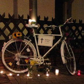 Stille Gedenkfahrt des ADFC Osnabrück e.V. mit Aufstellen eines Ghost Bikes