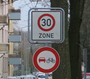 Das neue Verkehrszeichen 276.1 am Beginn einer Tempo 30-Zone. © TG/ML