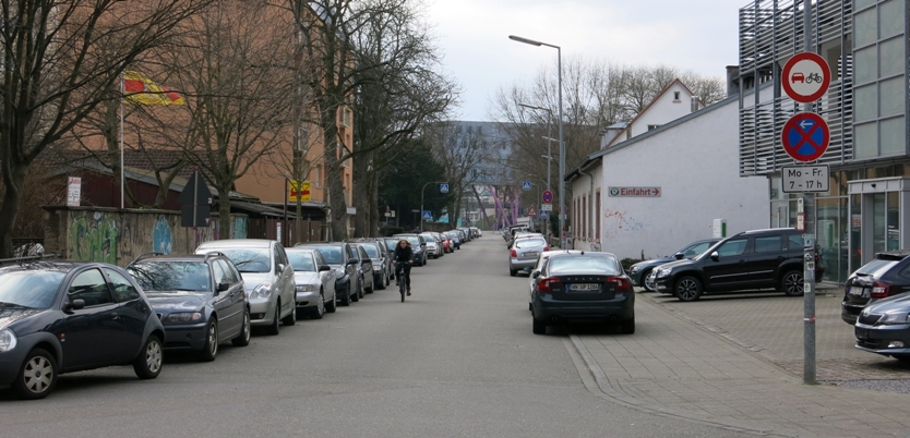 Blick in die Ostendstraße Richtung Ludwig-Erhard-Allee - eine gute Wahl, da hier durch parkende Autos die Fahrbahn schon sehr eng ist. © TG/ML