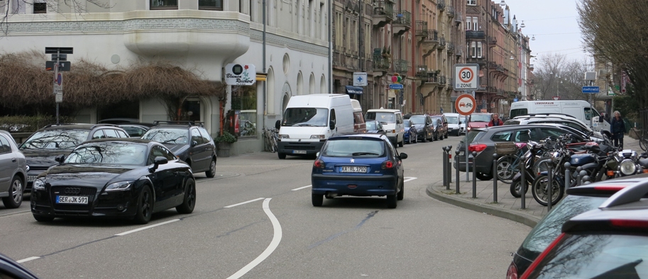 Hier in der Georg-Friedrich-Straße müsste das Schild eigentlich schon ca. 20 m vorher aufgestellt werden, um knappe Überholmanöver im Bereich der Verengung der Fahrbahn zu unterbinden. © TG/ML