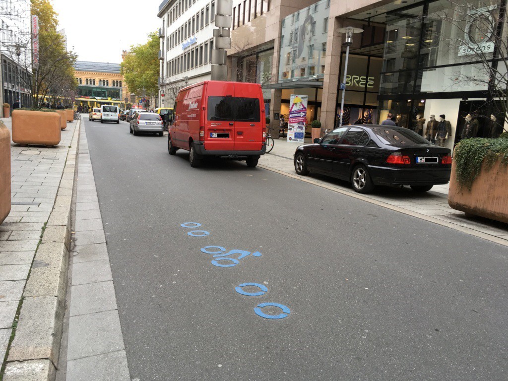 Die blauen Markierung zeigen den Ring um die Fußgängerzone in Hannover. Osnabrück wird bald ein ähnliches Leitsystem für den Radverkehr bekommen.
