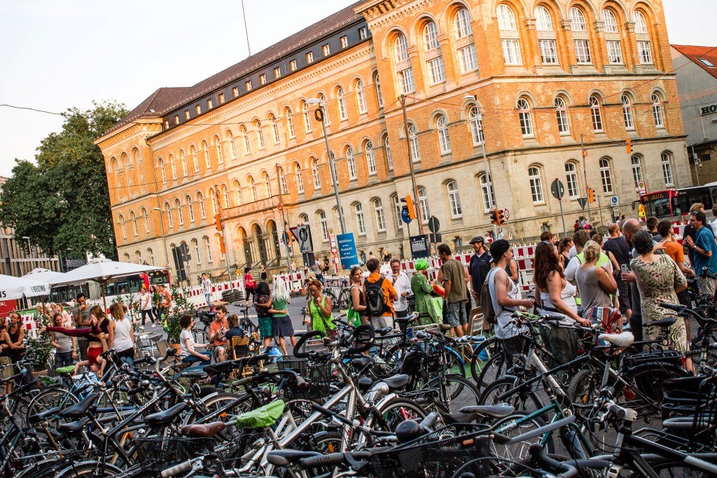 Albtraum für CDU und BOB: Menschen und Fahrräder statt Autos. Foto: Christian Riesenbeck