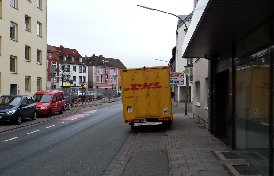 Könnte mit der neuen GoLegal-Flotte bald der Vergangenheit angehören: DHL-Radwegparker. Bild via Osnabrücker Radwege