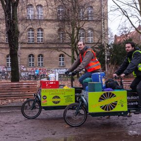Studenten auf Lastenrädern helfen Berliner Obdachlosen im Winter