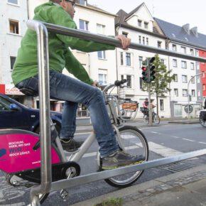 Bochum testet Haltebügel für Radfahrer
